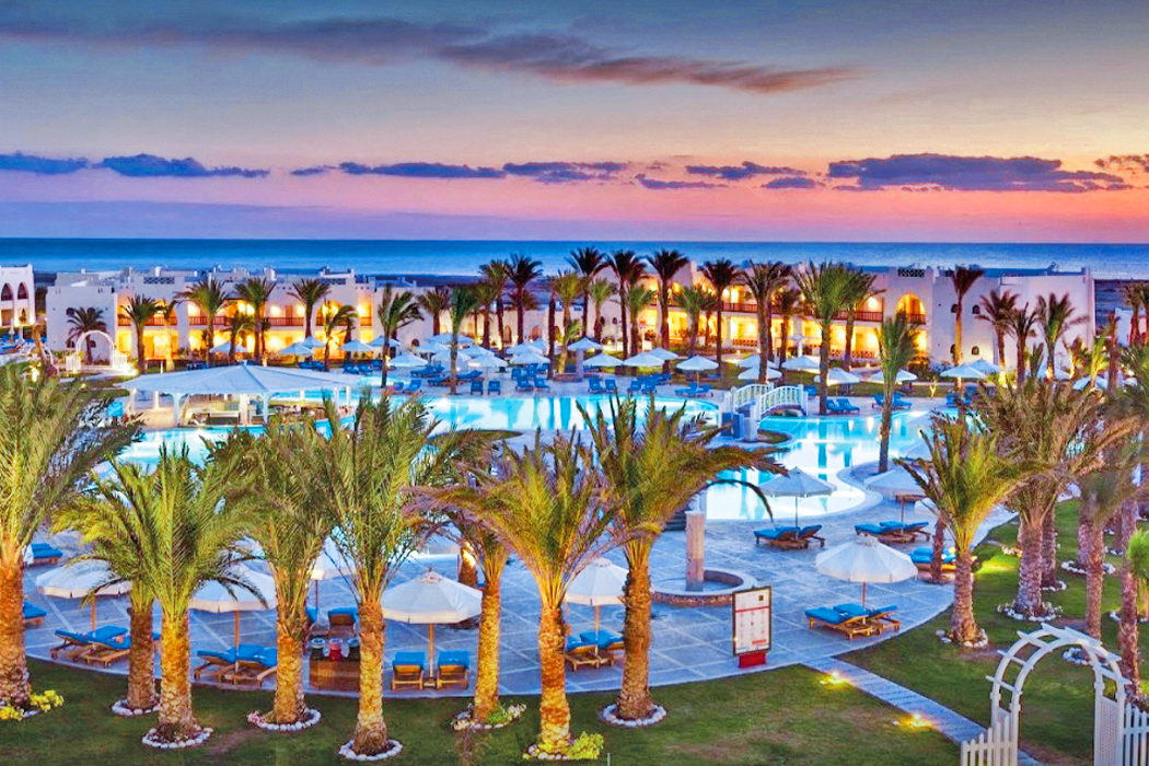 Hotel Hilton Marsa Alam Nubian Resort - basen wieczorem