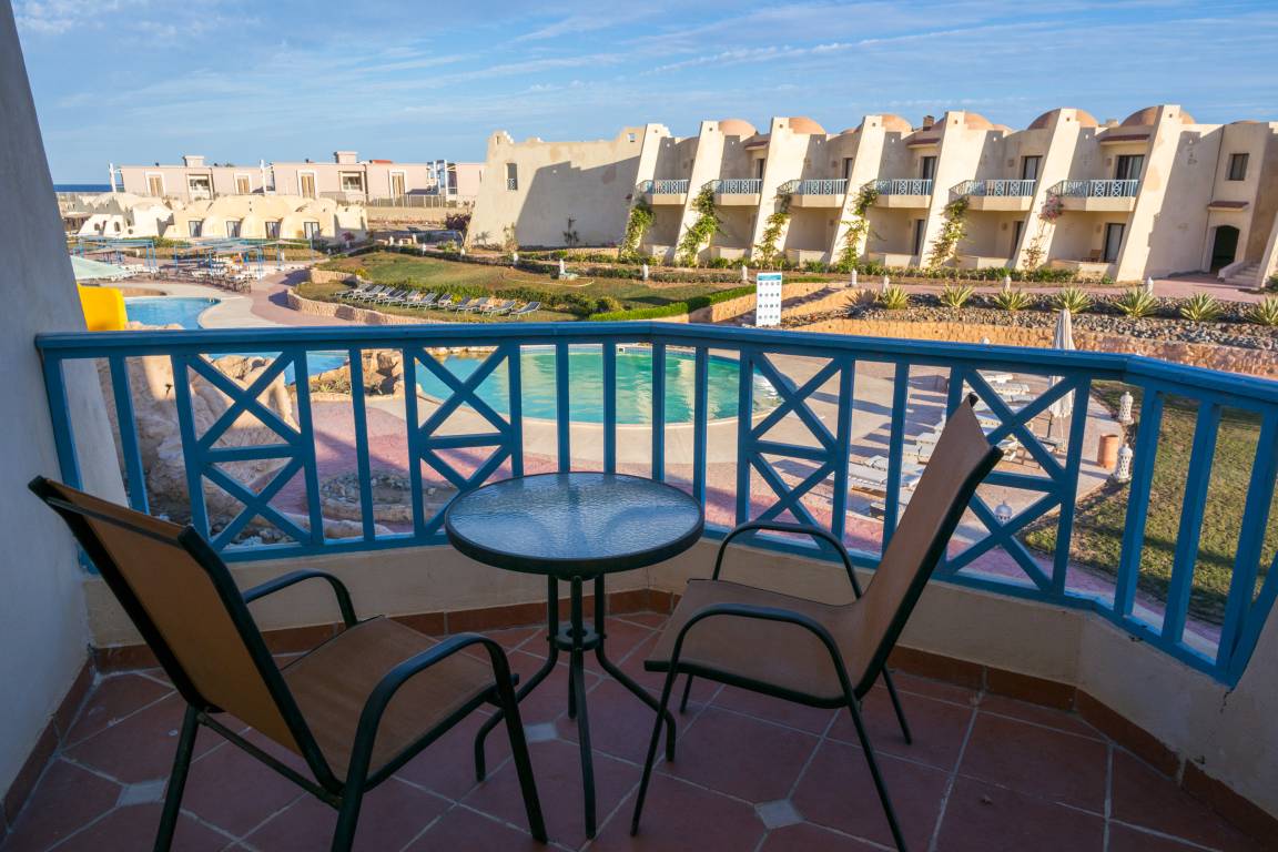 STANDARD ROOM POOL VIEW