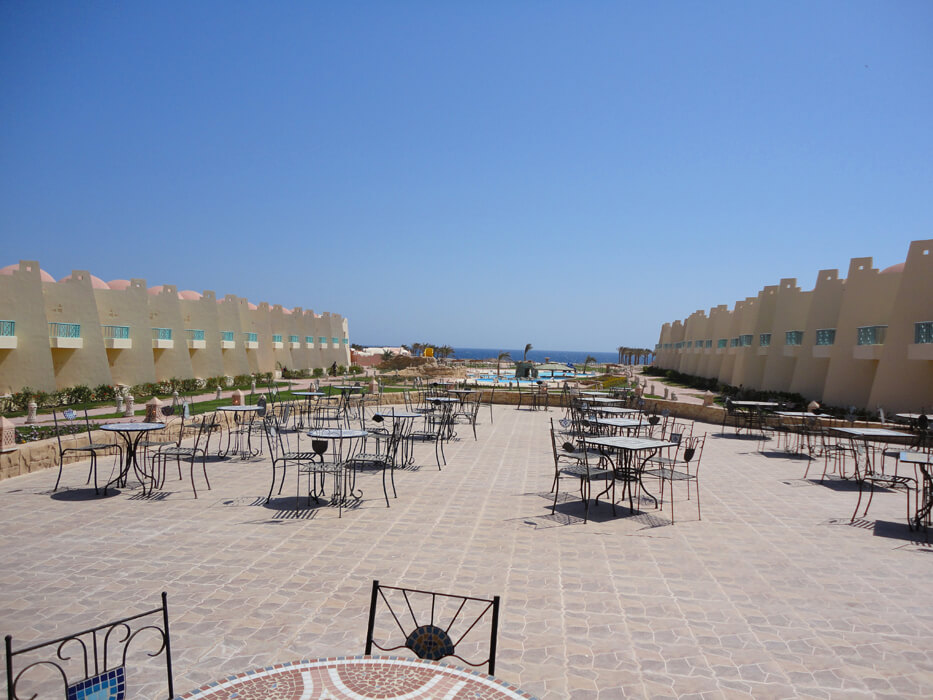 Hotel Onatti Beach Resort - stoliki na tarasie