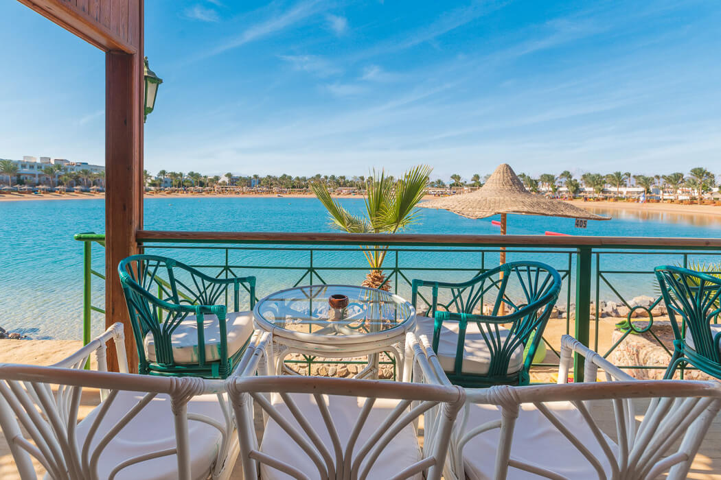 Hotel Desert Rose Resort - restauracja z widokiem na morze