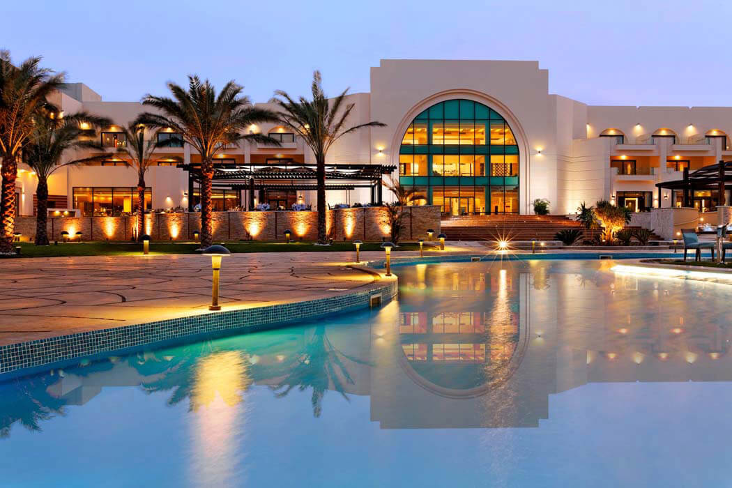 Hotel Movenpick Resort & Spa Soma Bay - basen nocą