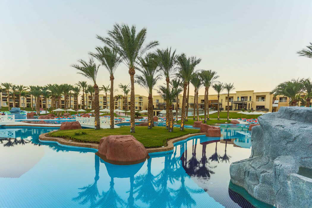 Hotel Rixos Premium Seagate - palmy nad basenem