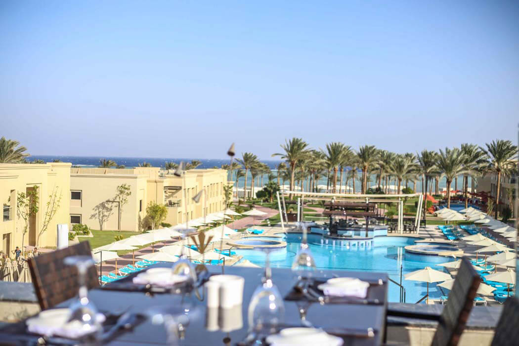 Hotel Rixos Premium Seagate - restauracja z widokiem na basen