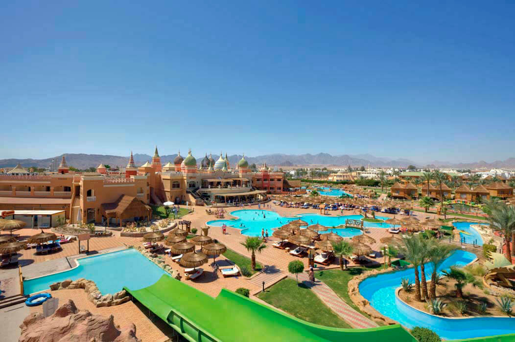 Hotel Albatros Aqua Blu Resort - widok na baseny i teren hotelu
