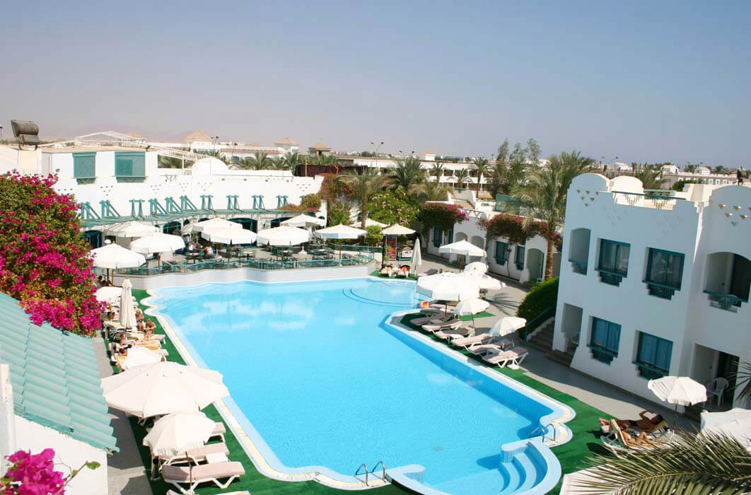 Hotel Falcon Hills - basen widok z góry