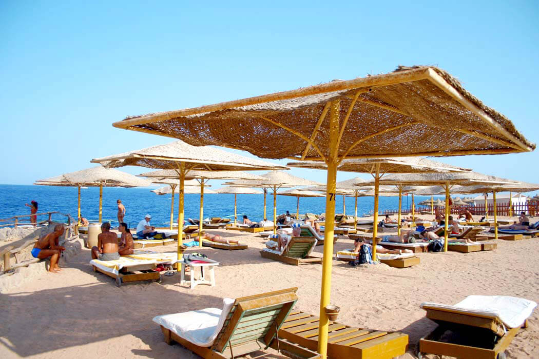 Hotel Falcon Hills - leżaki na plaży