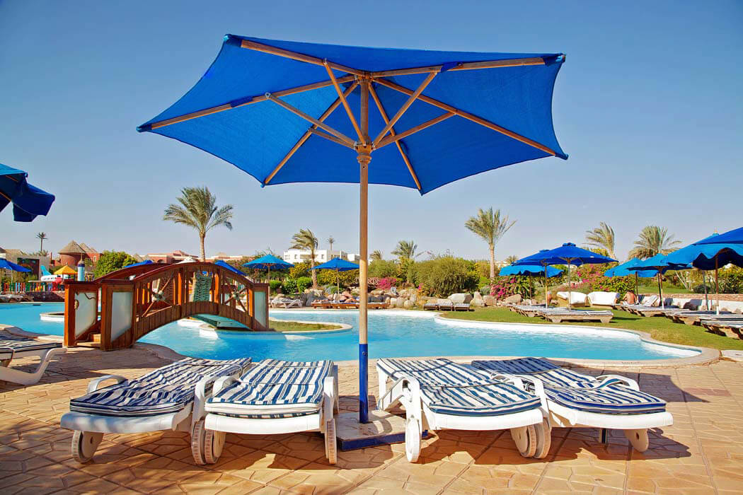 Hotel Aurora Oriental - leżaki z parasolem nad basenem