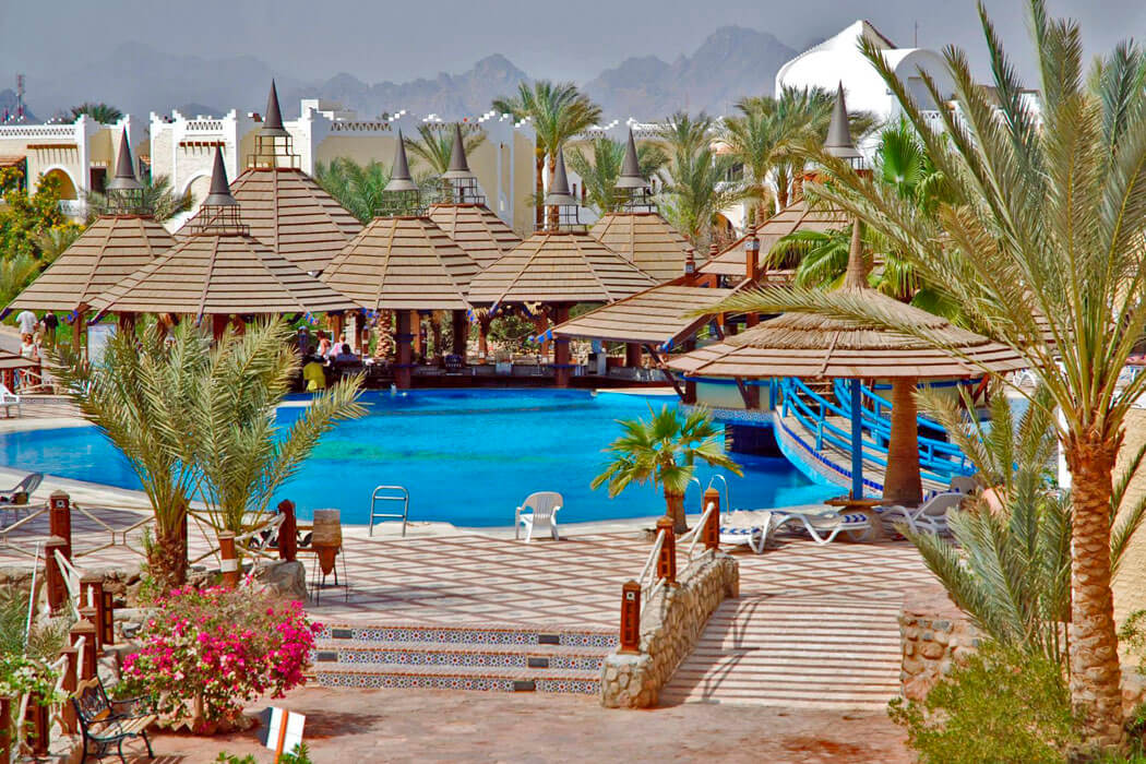 Hotel Club  Faraana Reef - restauracja nad basenem