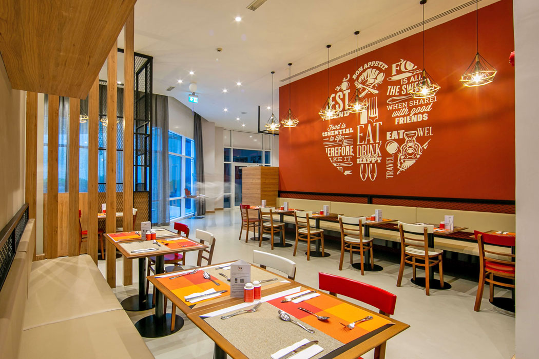 Hotel Ibis Al Barsha - stoliki w restauracji głównej "Baharat"