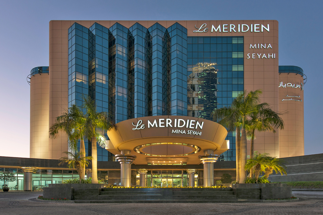 Hotel Le Meridien Mina Seyahi Beach Resort & Marina - wejście do hotelu