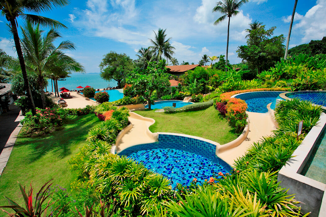 Hotel The Village Coconut Island - baseny w ogrodzie