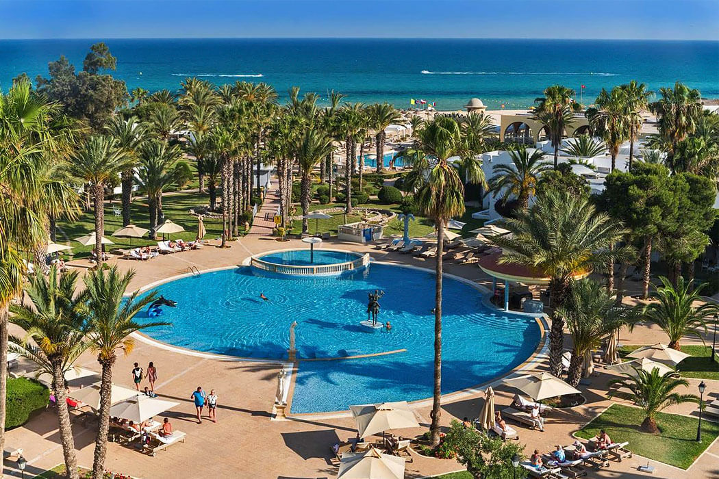 Hotel Steigenberger Marhaba Thalasso Hammamet - basen z morzem w tle