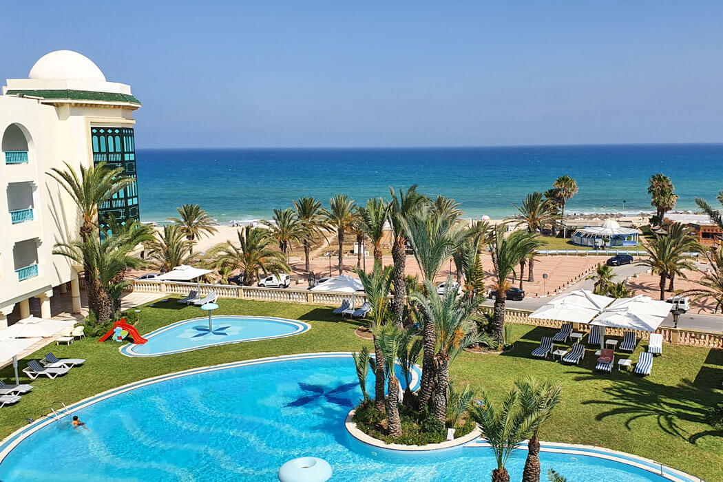 Hotel Golden Yasmine Mehari Thalassa & Spa - widok na basen z morzem w tle