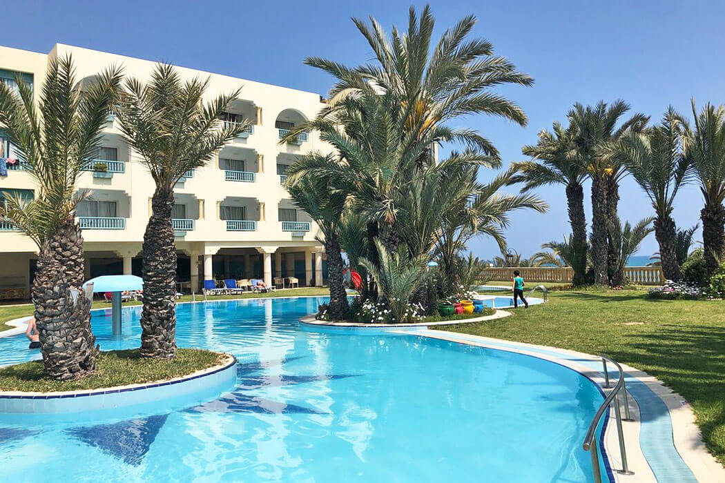 Hotel Golden Yasmine Mehari Thalassa & Spa - zejście do basenu