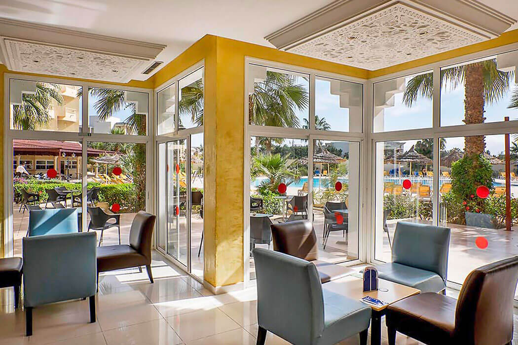 Hotel Houda Yasmine Hammamet - stoliki w lobby