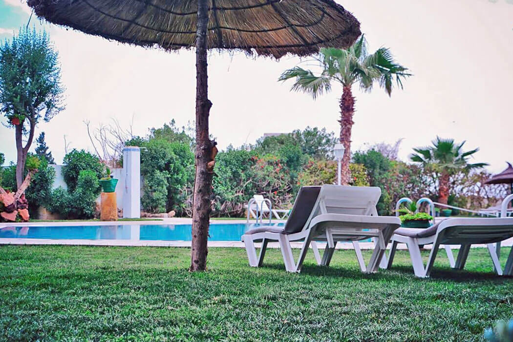 Hotel Le Khalife - leżaki przy basenie