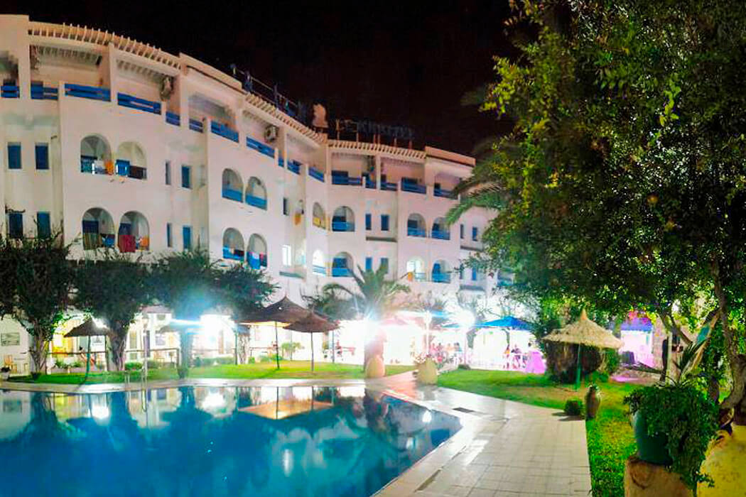 Hotel Le Khalife - basen odkryty wieczorem