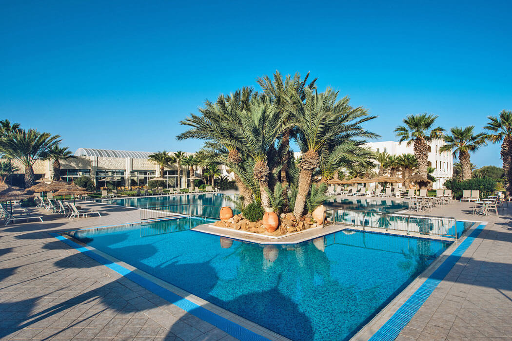 Hotel Iberostar Mehari Djerba - palmy w basenie