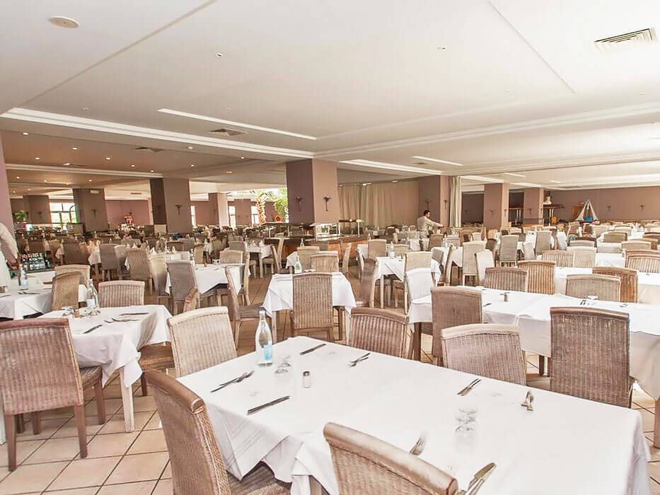 Hotel Djerba Resort - stoliki w restauracji