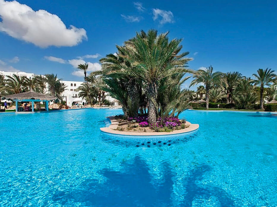 Hotel Djerba Resort - wysepka z palmami