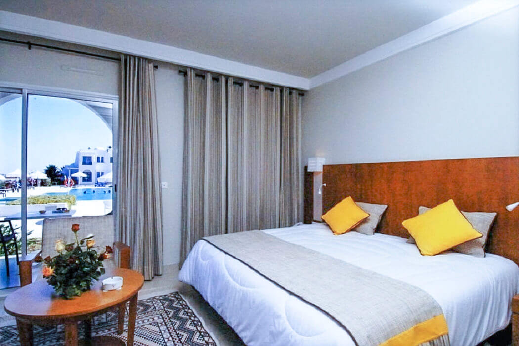 Hotel Vincci Helios Beach & Spa - pokój z łóżkiem małżeńskim
