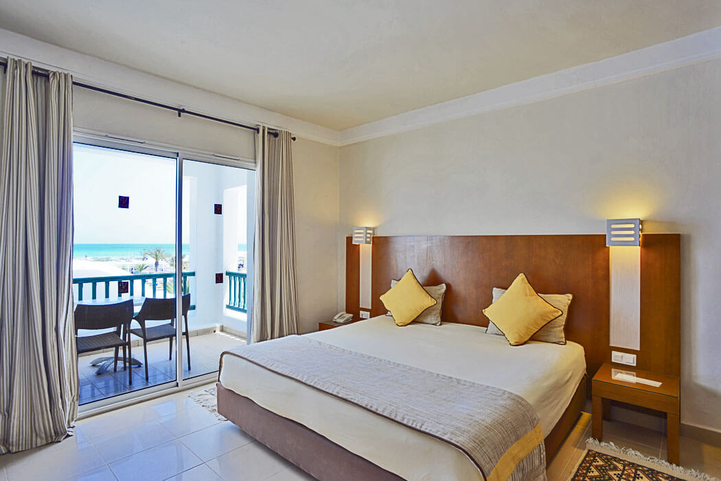 Hotel Vincci Helios Beach & Spa - przykładowy pokój standardowy z widokiem na morze