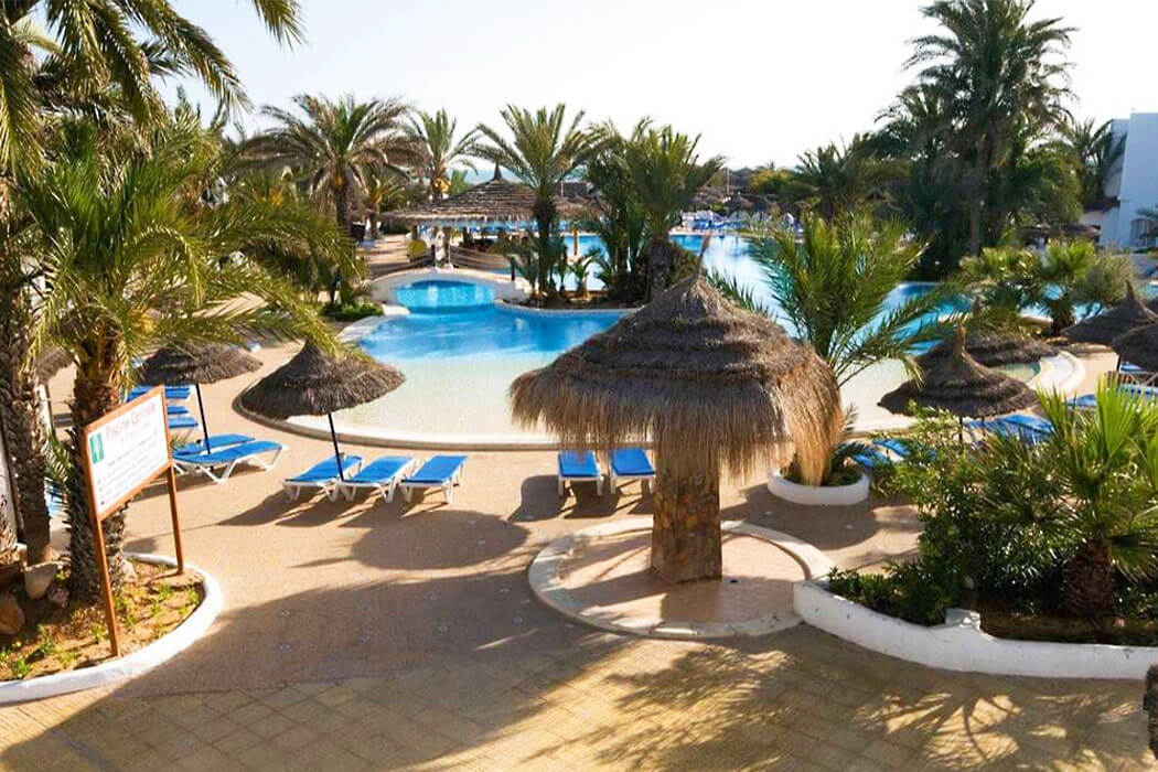 Hotel Fiesta Beach - palmy wokół hotelu