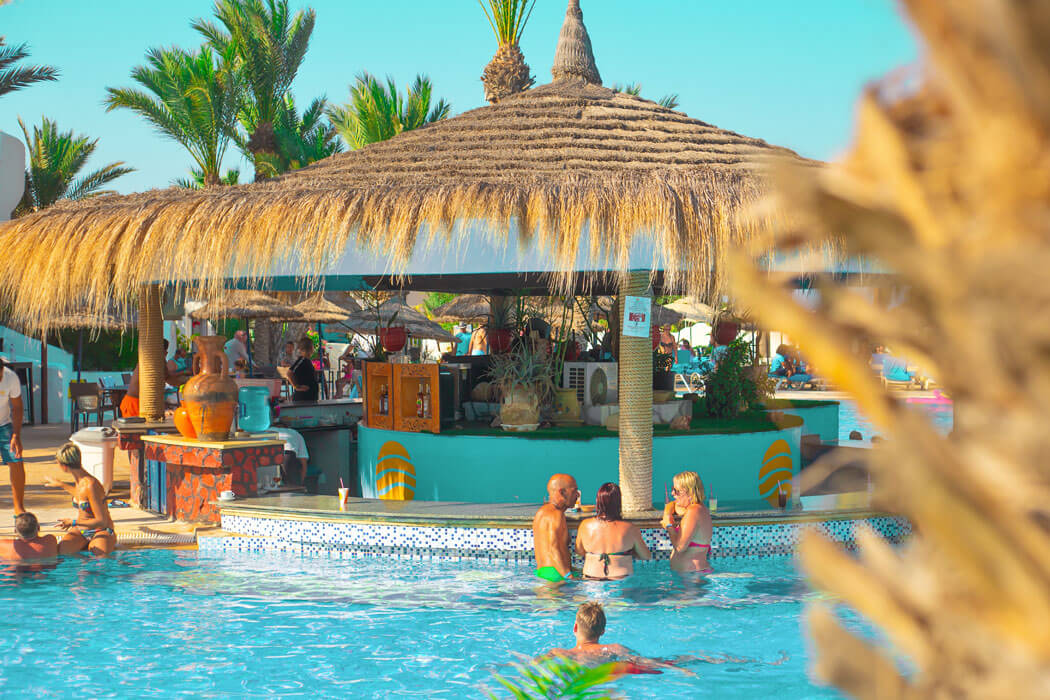Hotel Fiesta Beach - pool bar
