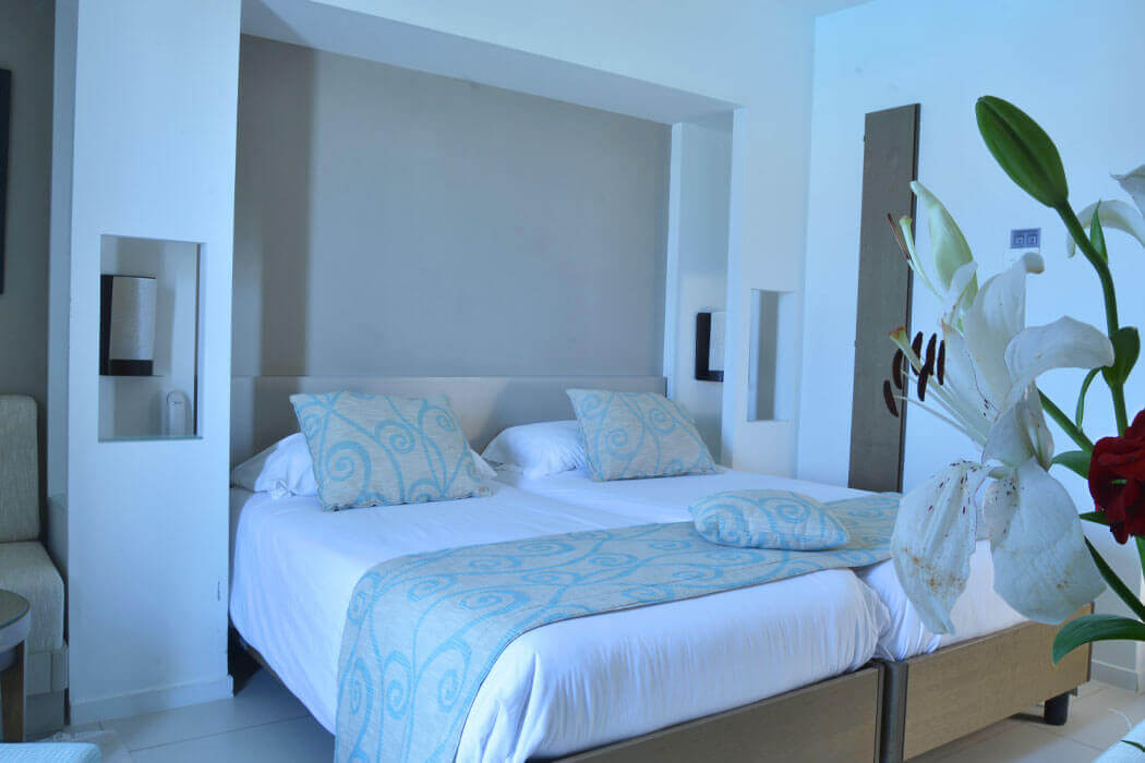 Hotel Club Palm Azur - łóżko małżeńskie w pokoju standardowym
