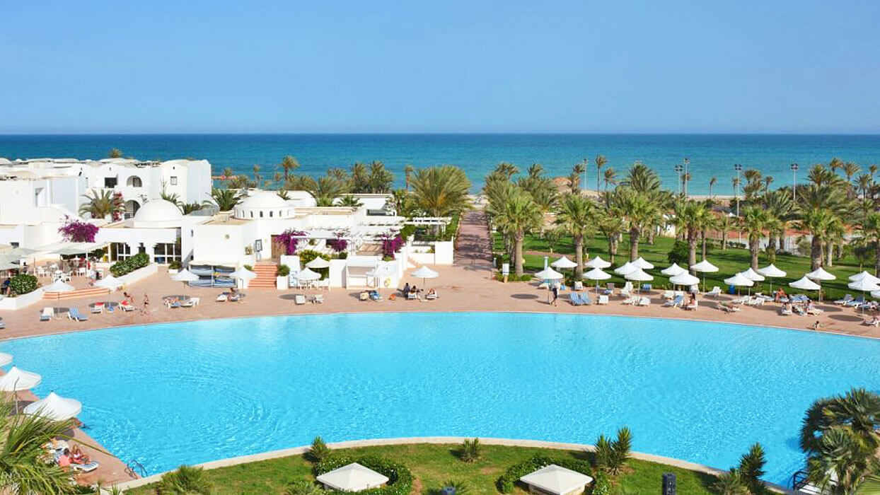 Hotel Club Palm Azur - widok na basen i morze z góry