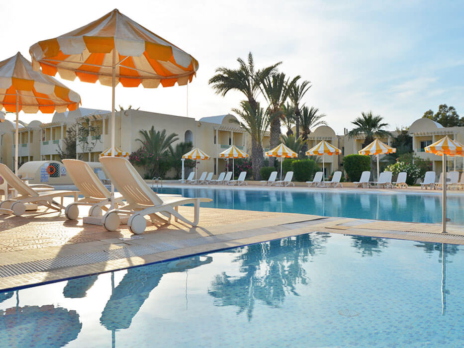 Hotel Venice Beach - leżaki przy basenie