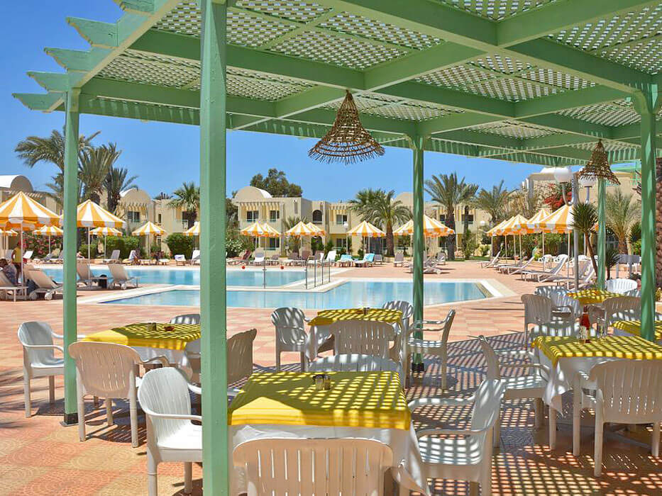 Hotel Venice Beach - stoliki przy basenie