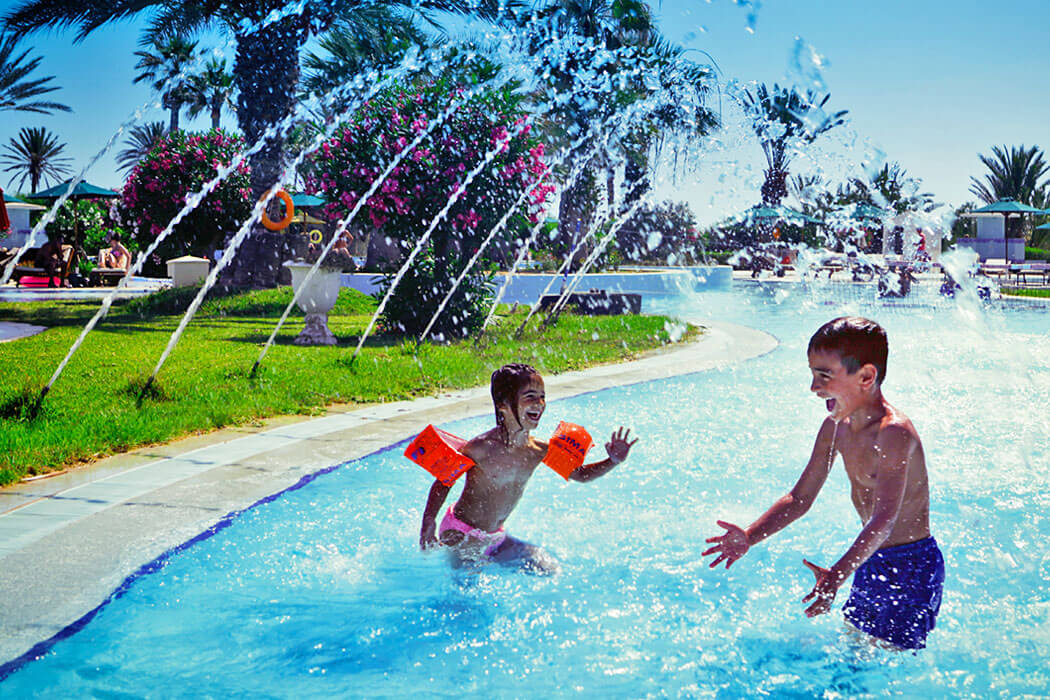 Hotel Djerba Plaza Thalasso & Spa - dzieci w basenie