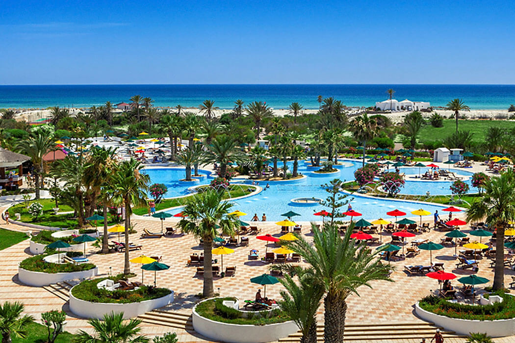 Hotel Djerba Plaza Thalasso & Spa - palmy wokół basenu