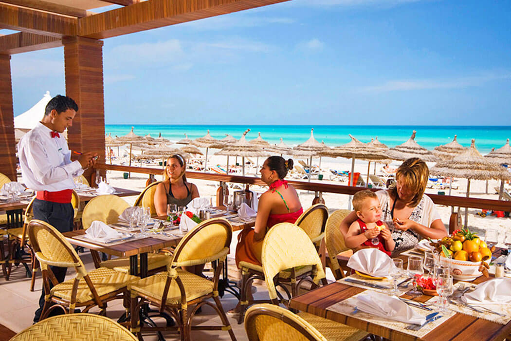 Hotel Djerba Plaza Thalasso & Spa - posiłek w widokiem na morze