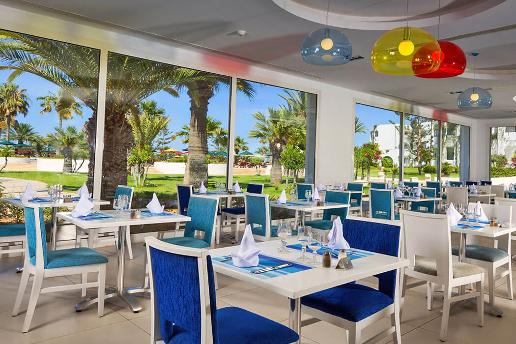 Hotel Djerba Plaza Thalasso & Spa - restauracja z wdiokiem na palmy