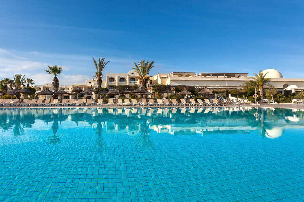 Hotel Djerba Aqua Resort - palmy przy basenie