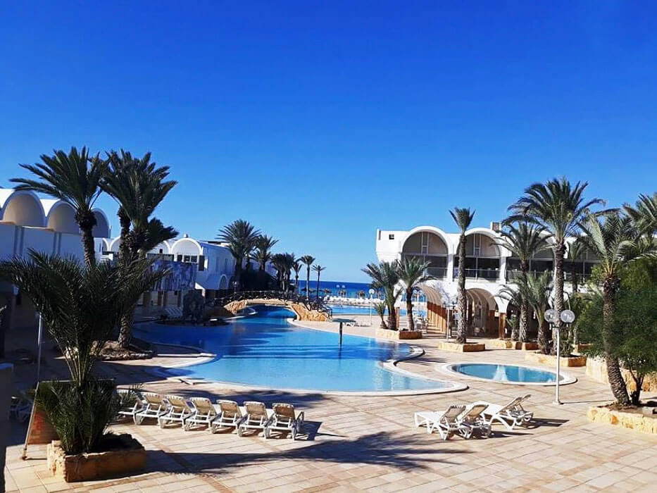 Hotel Dar Jerba Zahra - basen z morzem w tle
