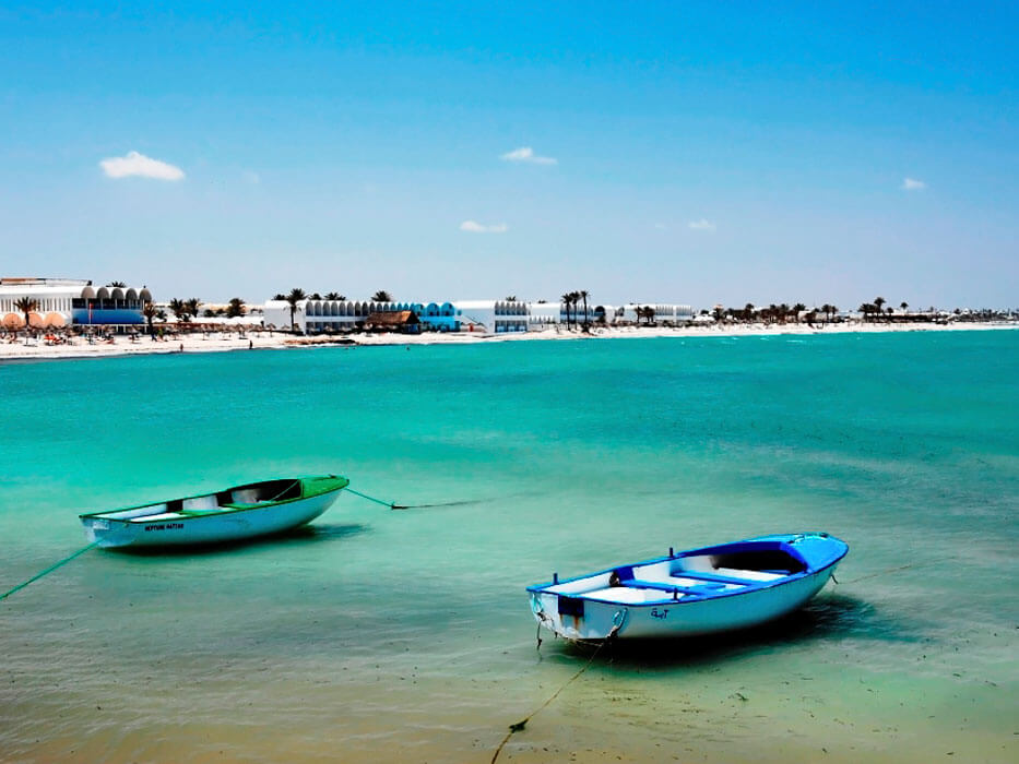 Hotel Dar Jerba Zahra - łódki na plaży