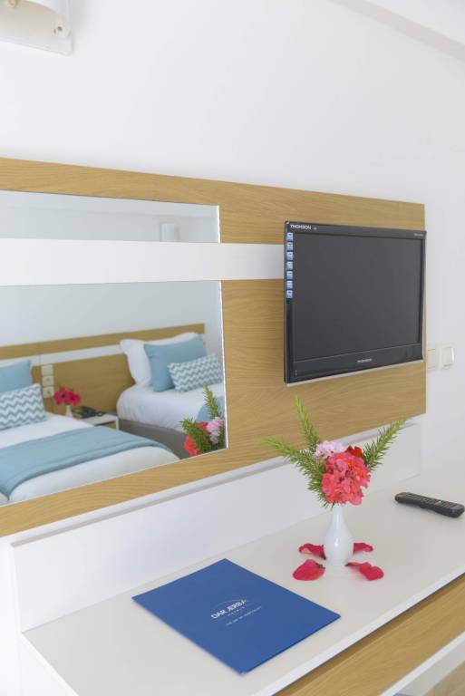 CONNECTING ROOM