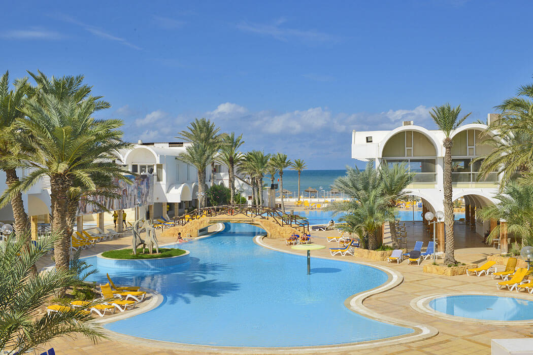 Hotel Dar Jerba Narjess - basen z morzem w tle