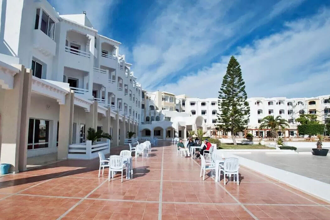 Hotel Thapsus Beach Resort - stoliki przed hotelem