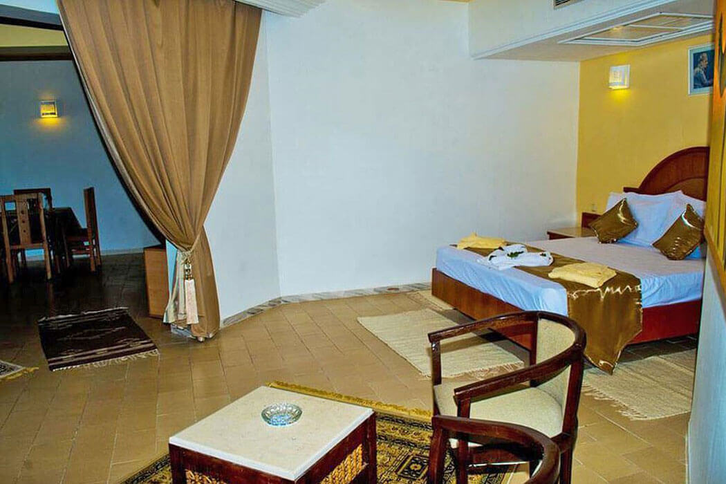 Thapsus Beach Resort - przykładowa sypialnia z salonem