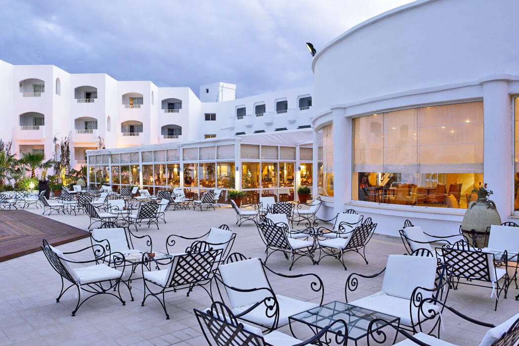Hotel Thalassa Mahdia - stoliki na zewnątrz