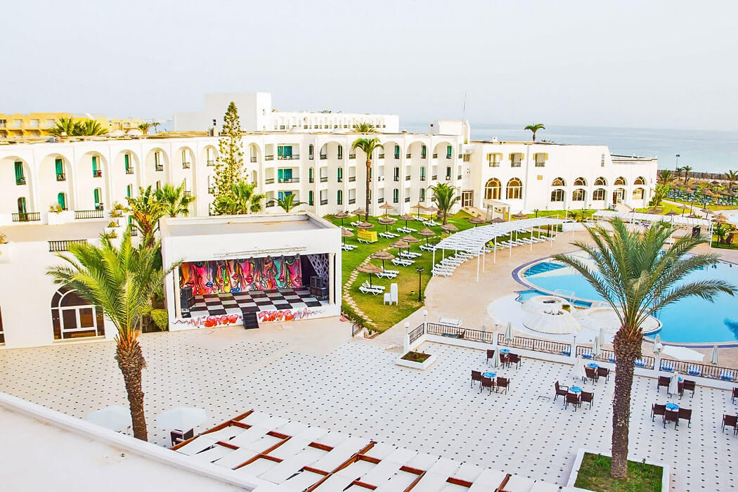 Le Soleil Bella Vista Resort Hotel - teren hotelu za dnia