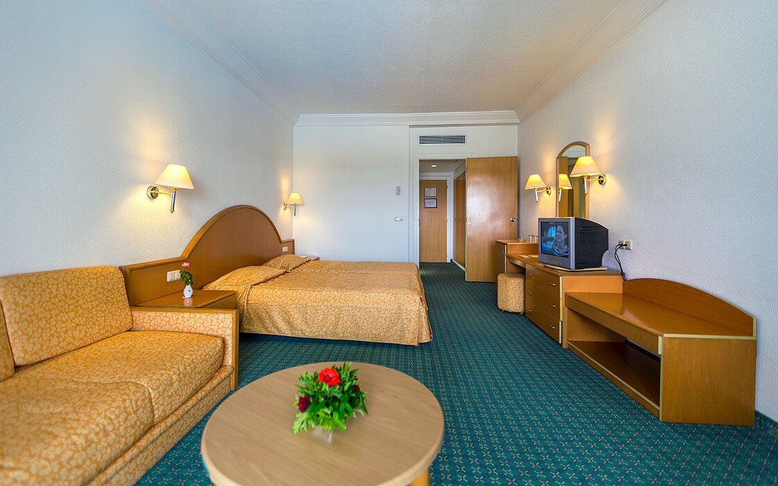 Hotel El Mouradi Skanes - przykładowy pokój z kanapą