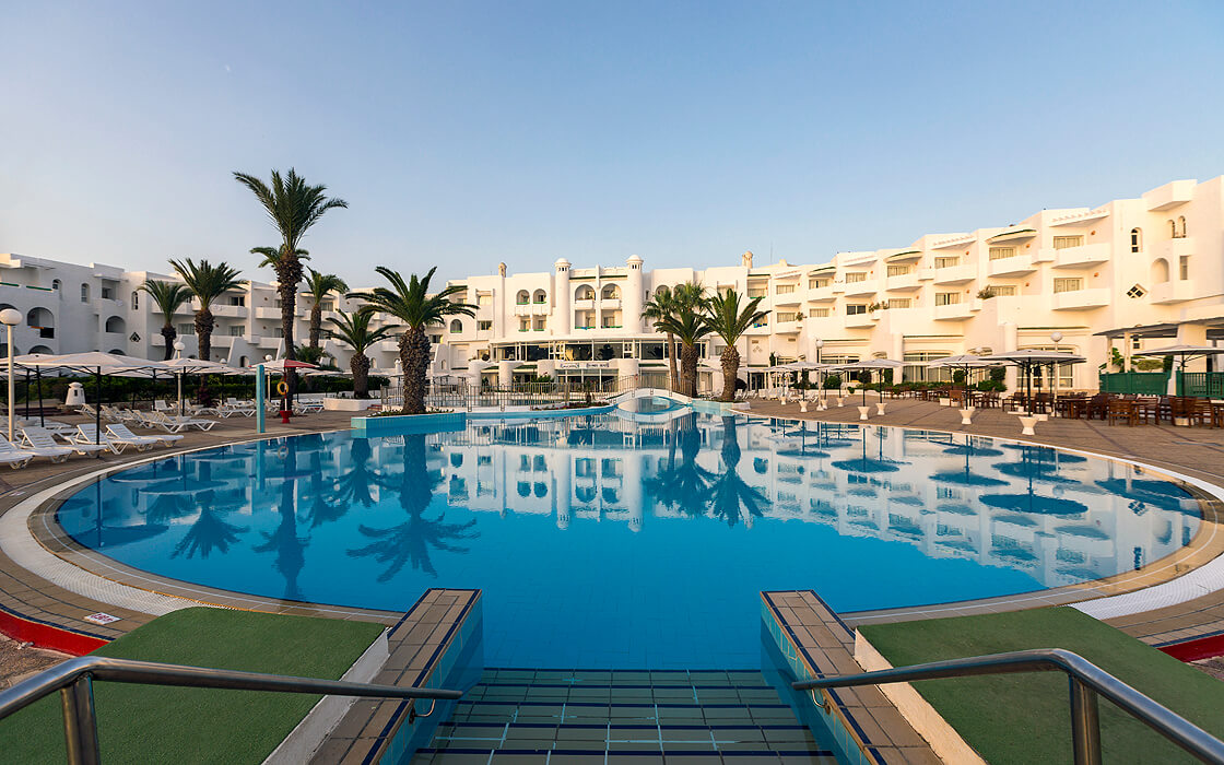 Hotel El Mouradi Skanes - widok na basen i hotel