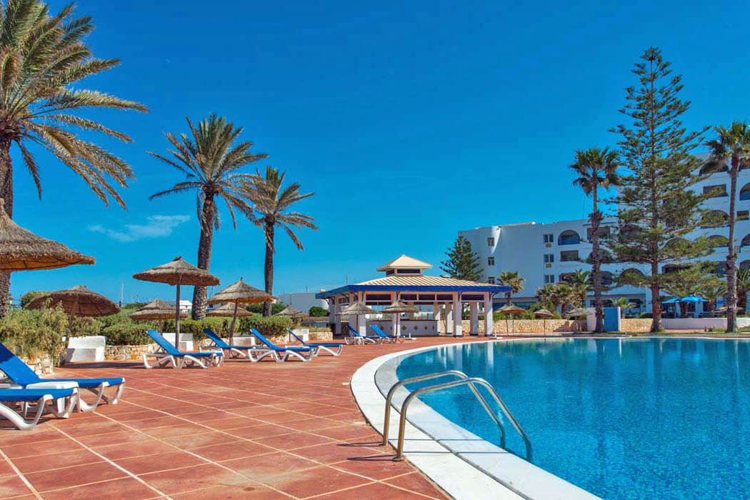 Regency Monastir Hotel & Spa - leżaki przy basenie