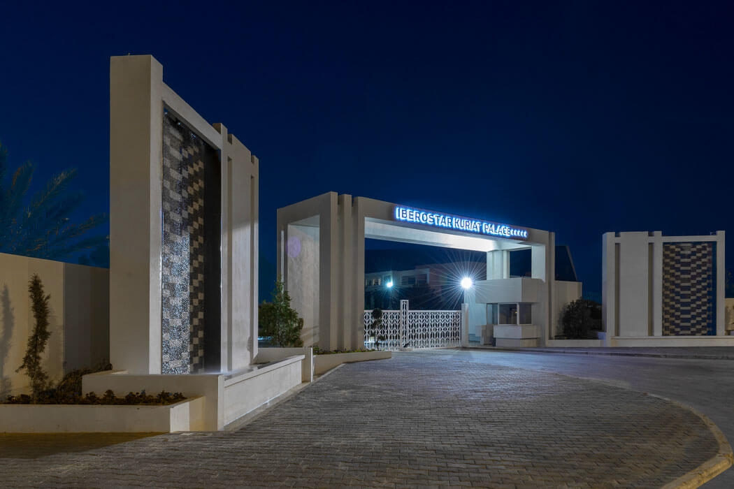 Hotel Iberostar Selection Kuriat Palace - oświetlony budynek
