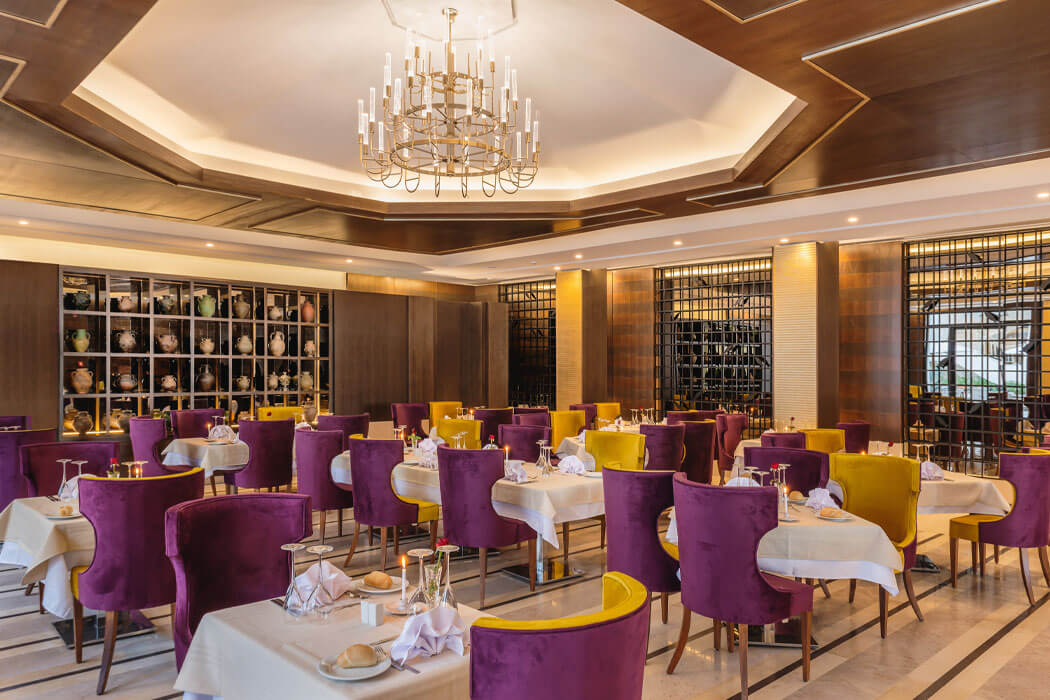 Hotel Iberostar Selection Kuriat Palace - stoliki w restauracji